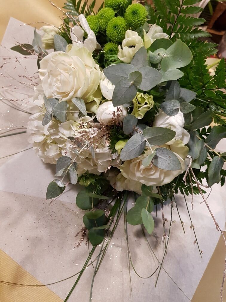 Bouquet rond blanc et vert – Passion Fleurs